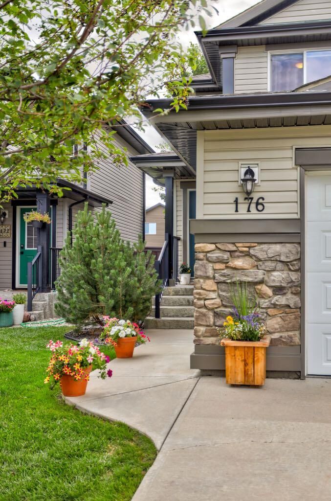Property Photo: 176 Coalbanks Boulevard W AB T1J 4A7