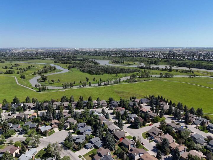 Property Photo:  75 Deerbrook Road SE  AB T2J 6G5 