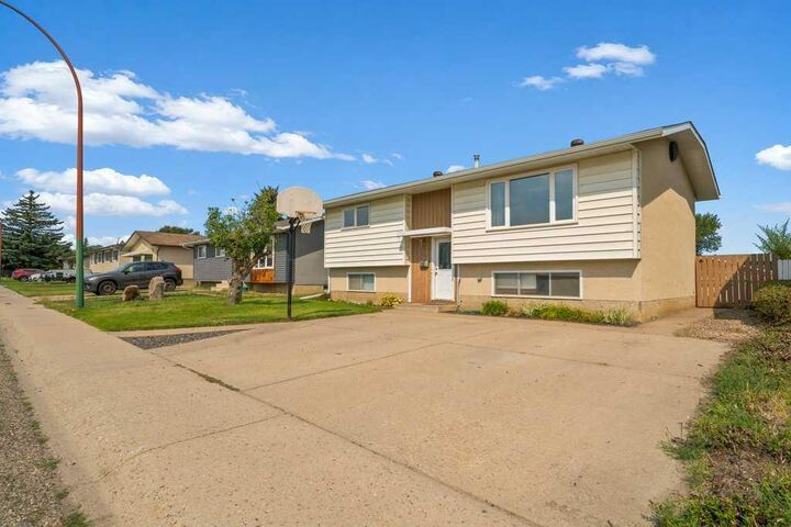 Property Photo:  130 Hull Crescent NE  AB T1C 1E1 