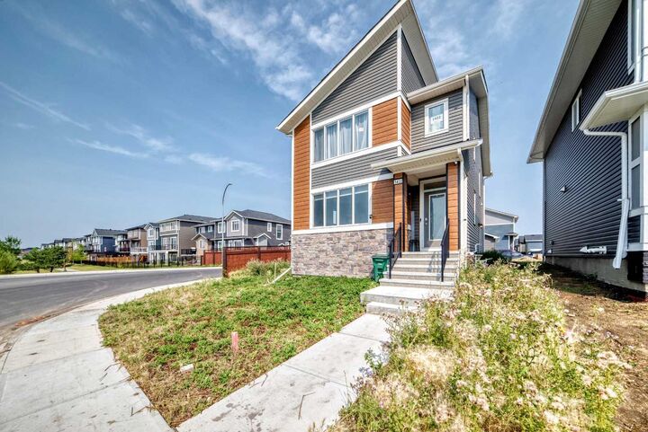 Property Photo: 1422 Midtown Link SW AB T4B 5K9