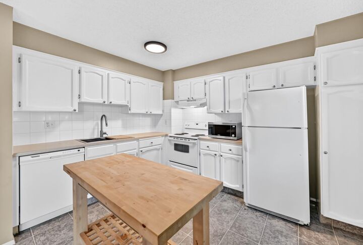 Property Photo: 3302 50 Street NW 10 AB T3A 2C6