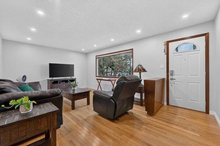 Property Photo:  1032 Mayland Drive NE  AB T2E 6C6 