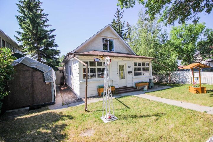 Property Photo:  304 7A Avenue S  AB T1J 1N4 
