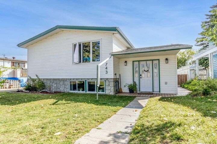 4743 47 Street — photo 1