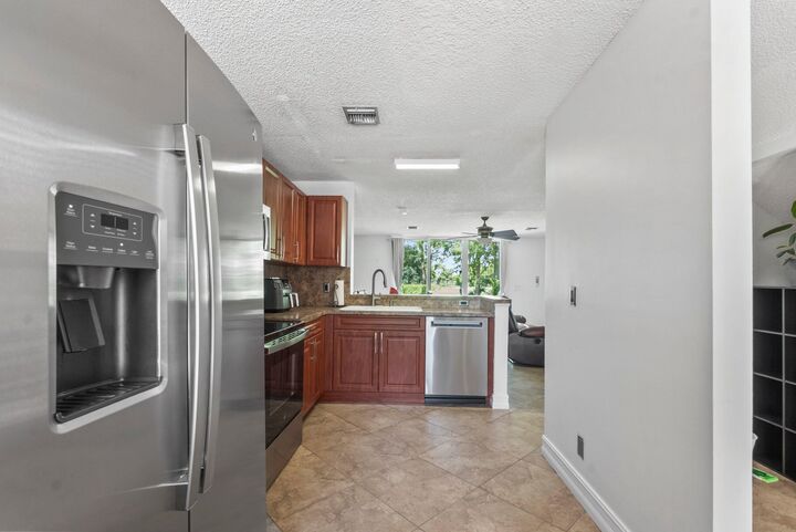 Property Photo: 7127 Woodmont Way 7127 FL 33321