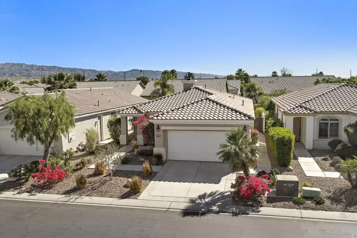 Property Photo:  40832 Calle Santa Cruz  CA 92203 
