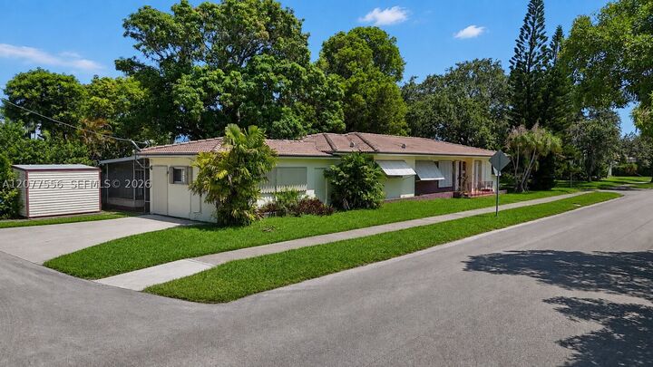 Property Photo:  425 S 15th Ave  FL 33020 