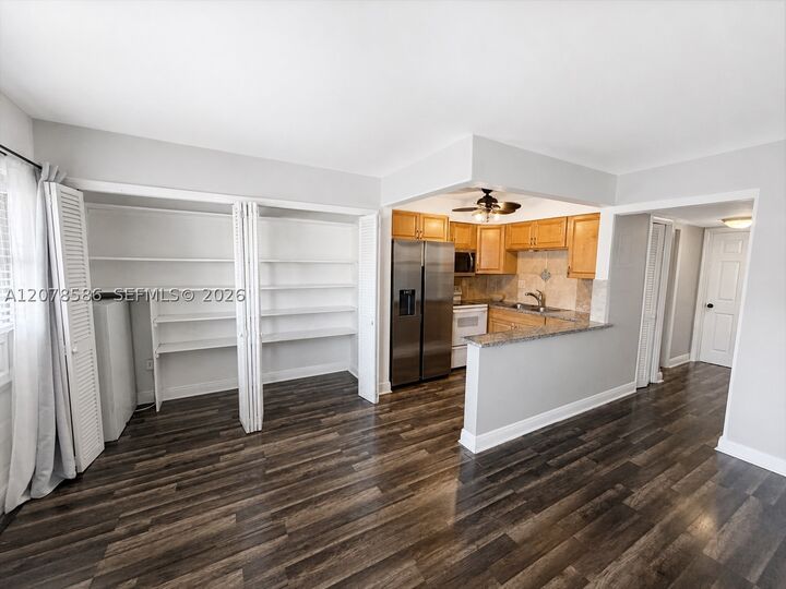 Property Photo: 4050 NE 12th Ter 11-1 FL 33334