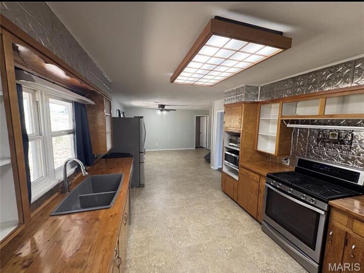 Property Photo: 1020 Walnut Street MO 65689