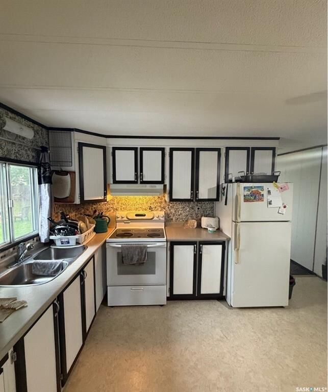 Property Photo:  251 30th Street W  SK S0M 0E0 