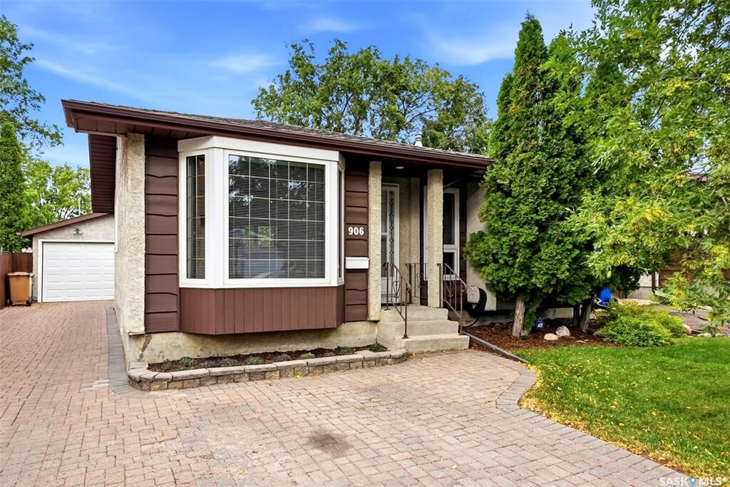 Property Photo:  906 Hopkins Crescent N  SK S4X 2N3 