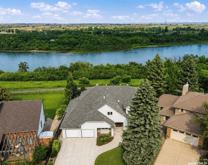 Property Photo: 323 Mallin Crescent SK S7K 7X2