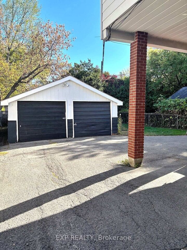 Property Photo:  527 Laderoute Avenue  ON K1Z 5V9 