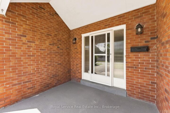 Property Photo: 640 Hillcroft Street ON L1G 7K6
