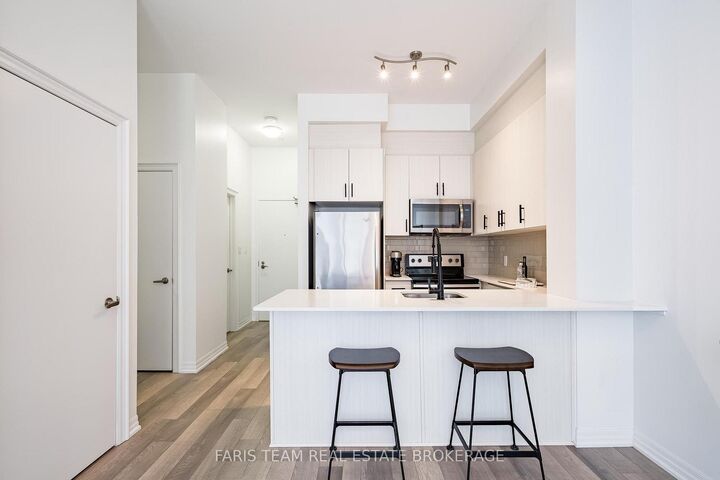 Property Photo: 111 Worsley Street Ph7 ON L4M 5R5