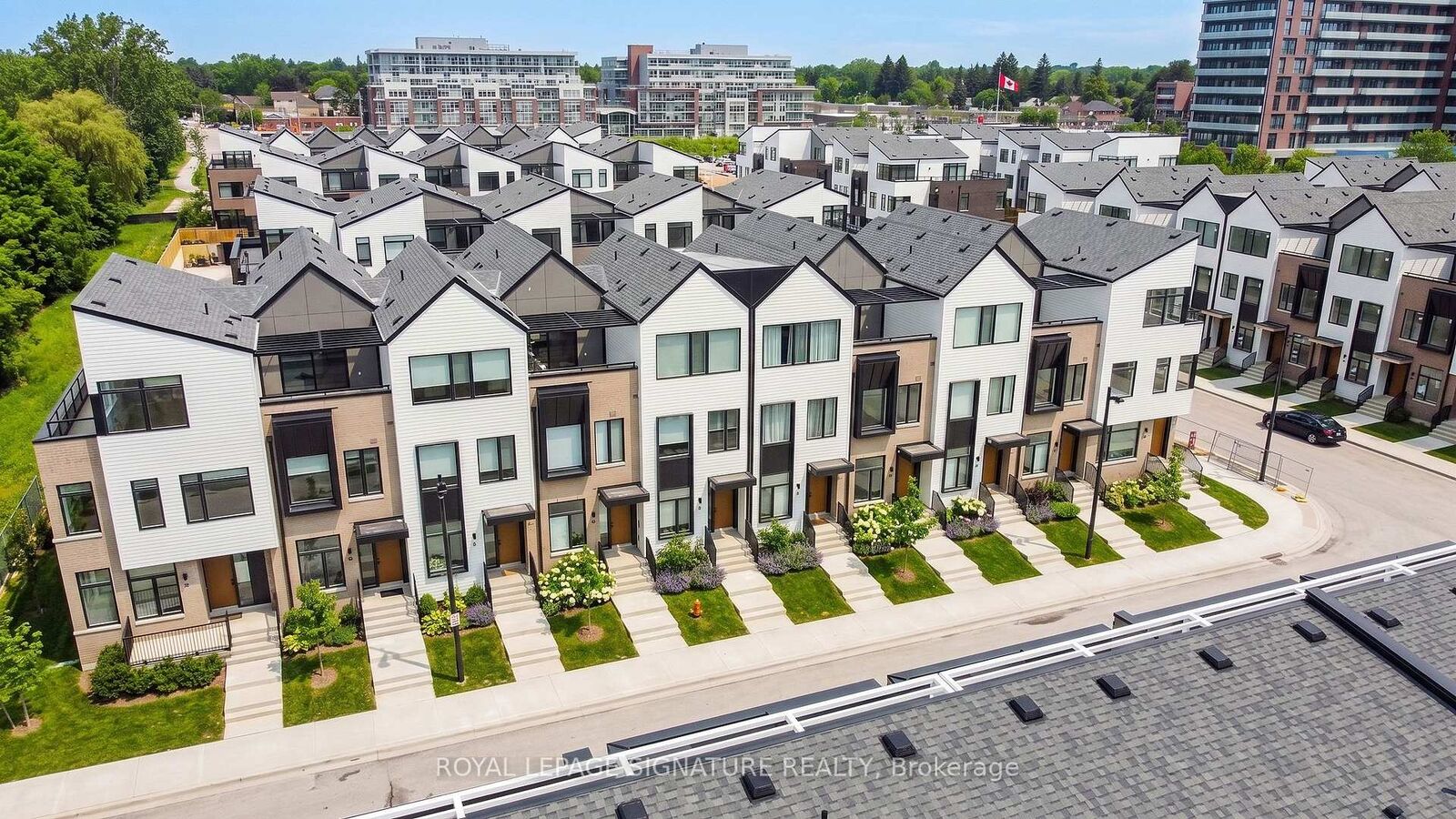 Property Photo: 40 Lou Parsons Way S 47 ON L5H 0B2