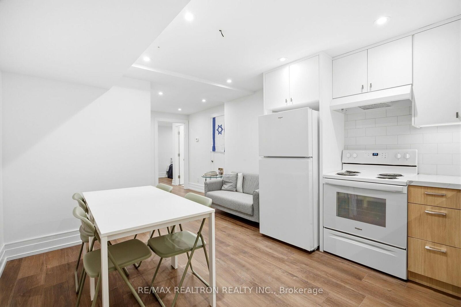 Property Photo:  220 Hillhurst Boulevard 2  ON M5N 1P4 