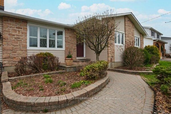 Property Photo:  401 Phoenix Crescent  ON K1E 1V6 
