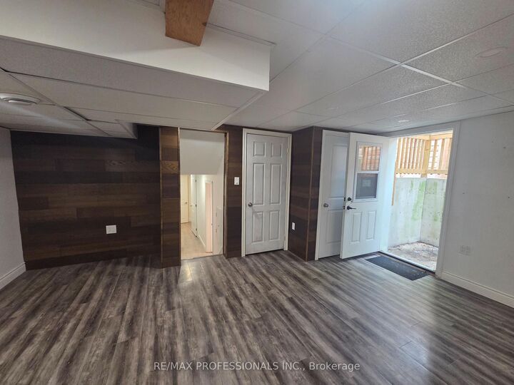 Property Photo: 881 Lawrence Road Lower ON L8K 2A4