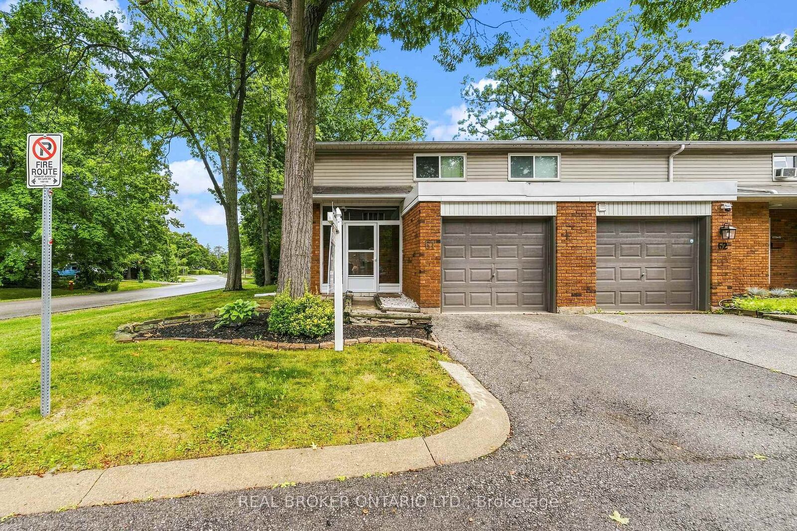 Property Photo: 1270 Gainsborough Drive 61 ON L6H 2L2