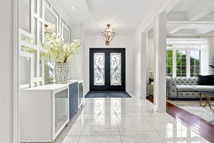 Property Photo: 134 Sandringham Drive ON L4M 0C9