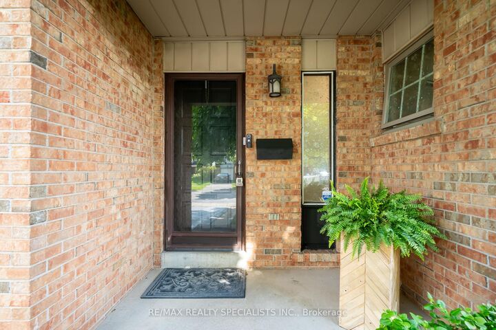 Photo de la propriété: 2431 Basswood Crescent ON L5L 1Y2