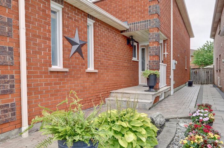 Property Photo: 4464 Weeping Willow Drive ON L5V 1K3