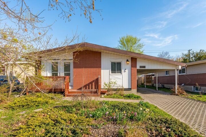 Property Photo: 2223 Halifax Drive ON K1G 2W4