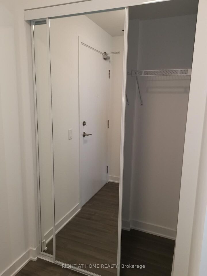 Property Photo:  681 Yonge Street E 612  ON L9J 0K1 