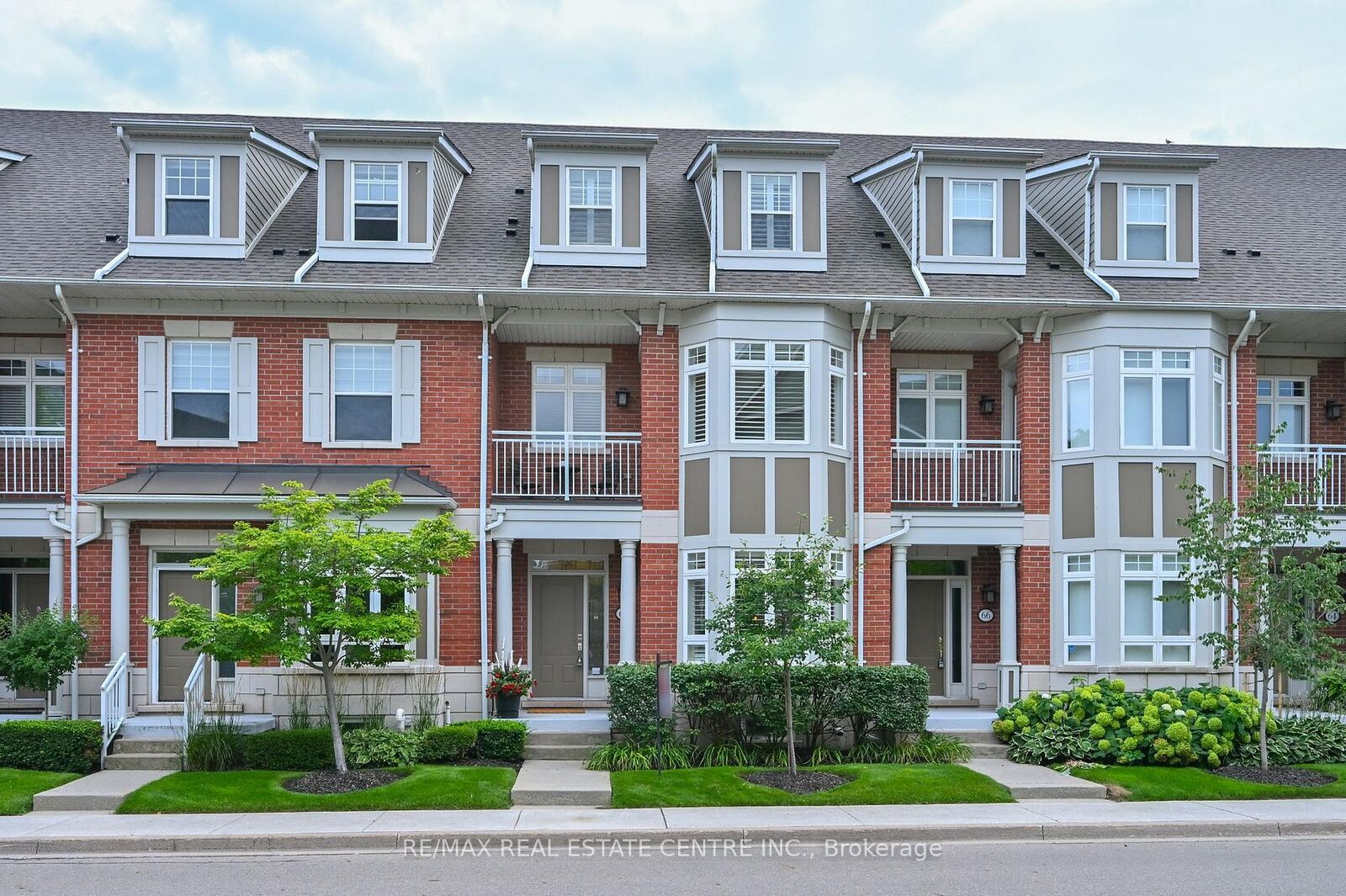 Property Photo: 68 Compass Way 43 ON L5G 4T8
