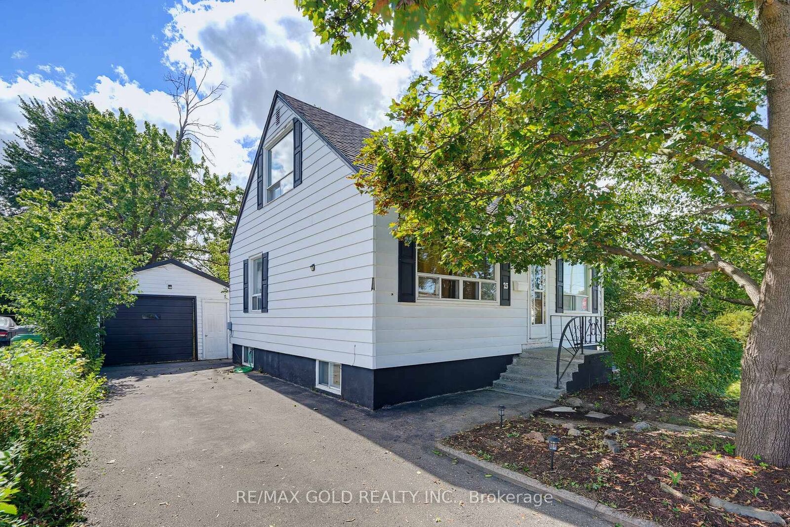 Photo de la propriété:  23 Pleasantview Avenue  ON L6X 1W5 