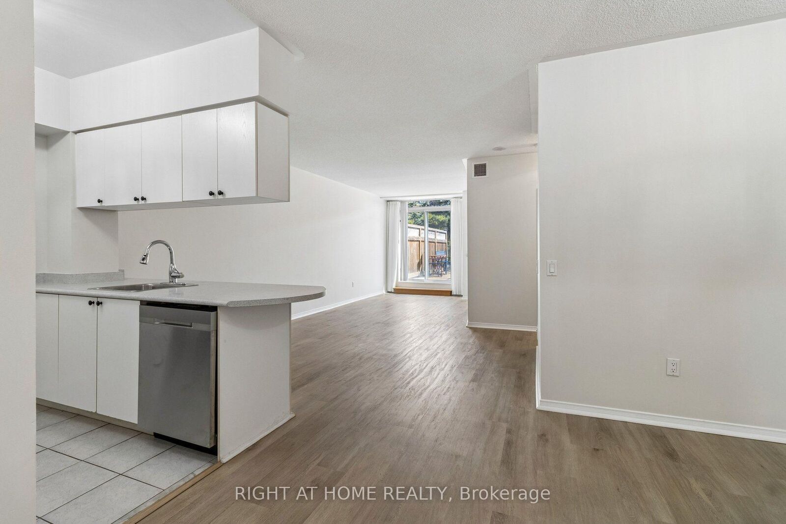 Property Photo: 7398 Yonge Street 106 ON L4J 8J2