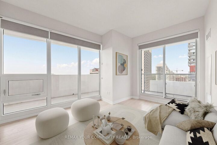 Property Photo: 2221 Yonge Street 2709 ON M4S 2B8