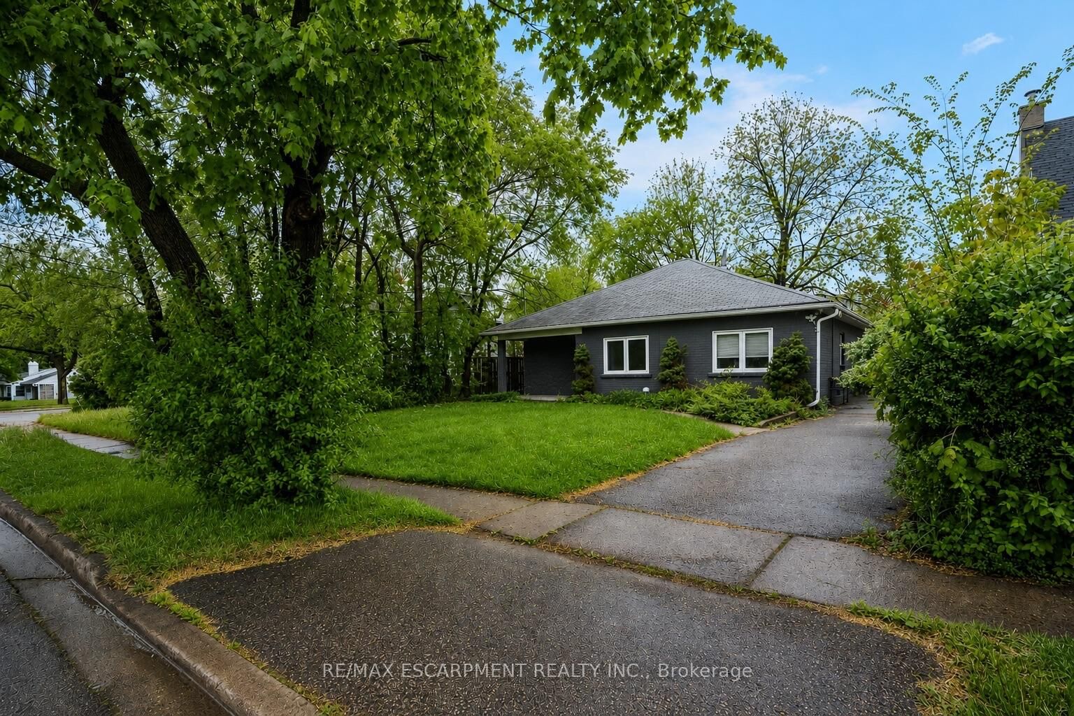 Property Photo: 16 Woodward Avenue ON L6V 1K1