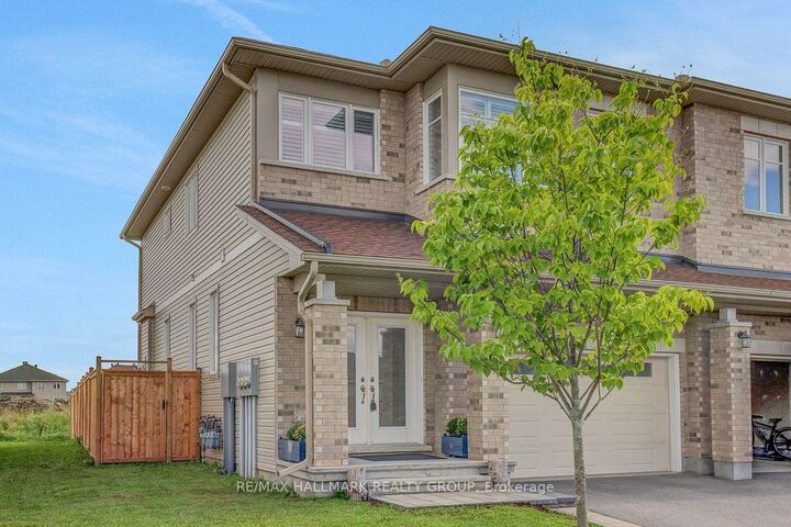 Property Photo: 46 Hurdis Way ON K7C 0L3