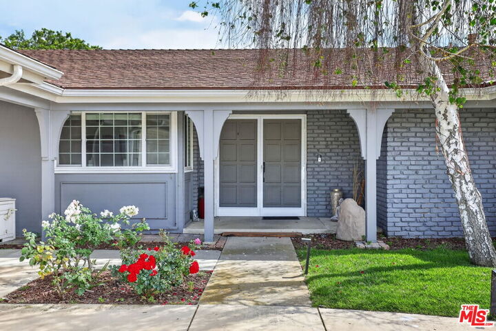 Property Photo:  212 E Avenida De Los Arboles  CA 91360 