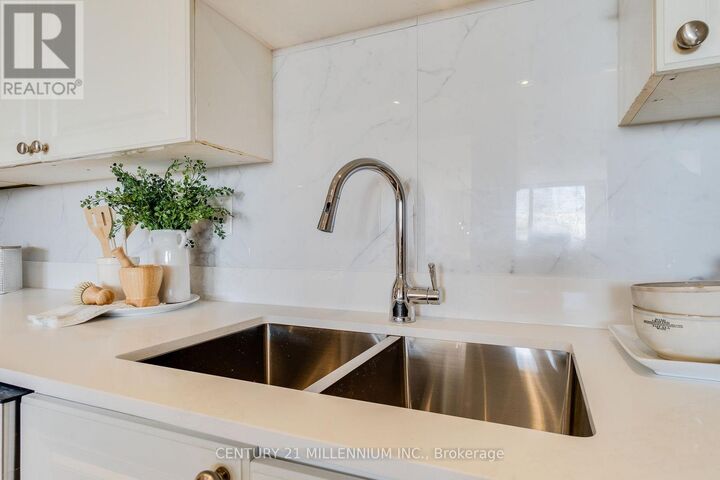 Property Photo:  4450 Tucana Court 902  ON L5R 3R4 