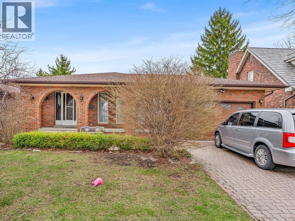 Property Photo:  2880 St. Clair Avenue  ON N9E 4B4 