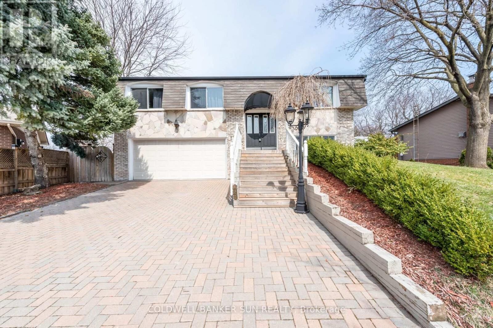 Property Photo: 2483 Yarmouth Crescent ON L6L 2M9