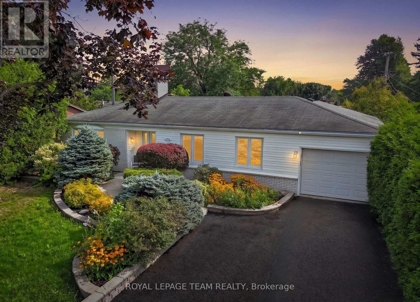 Property Photo: 2713 Dupont Street ON K1V 8N2