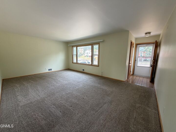Property Photo: 1215 Boulevard Avenue E ND 58501