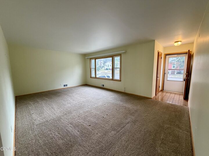 Property Photo: 1215 Boulevard Avenue E ND 58501