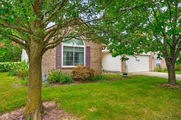 Property Photo:  1240 Matthews Court  IN 46131 