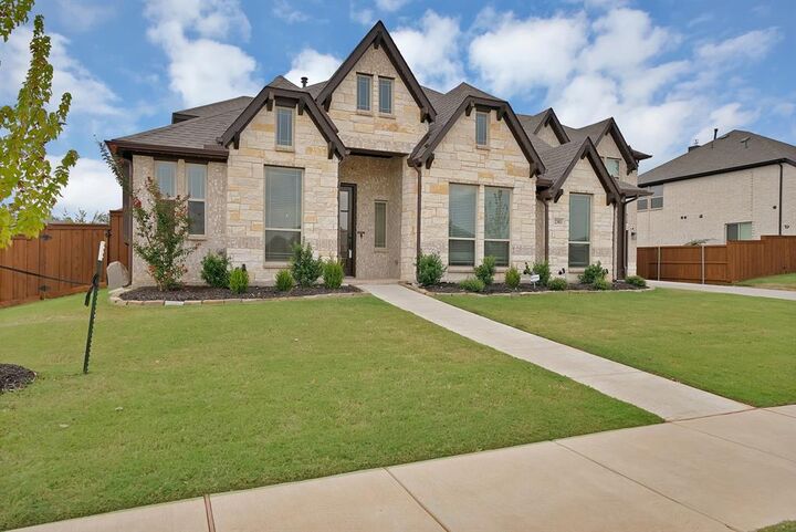 Property Photo: 2303 Knapp Trail TX 76063