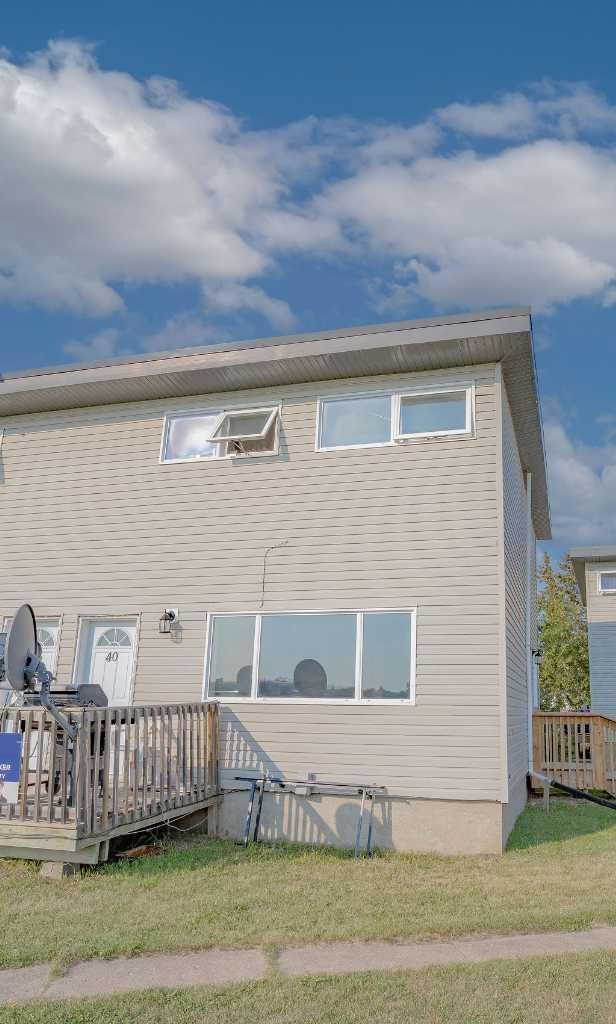 Property Photo: 305 5 Street 40 AB T9W 1A5