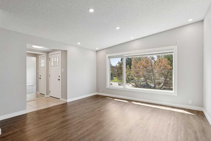 Property Photo:  702 Kingsmere Crescent SW  AB T2V 2H7 