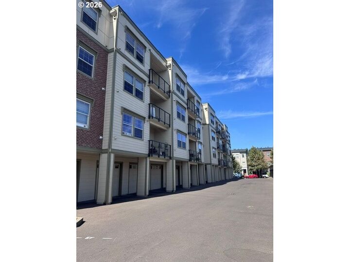 Property Photo:  11715 SW Valencia Ln 404  OR 97070 