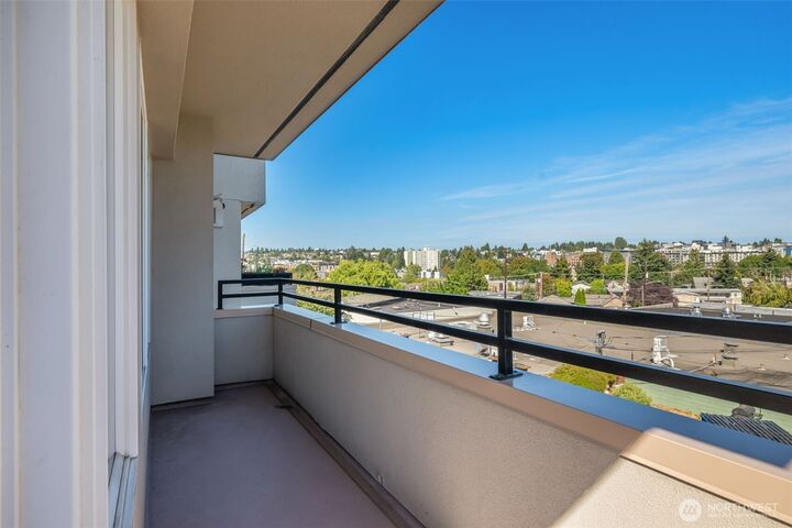 Property Photo: 225 NE 65th Street 406 WA 98115