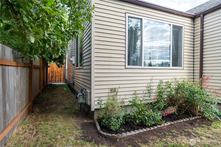 Property Photo: 113 12th Street SW WA 98371