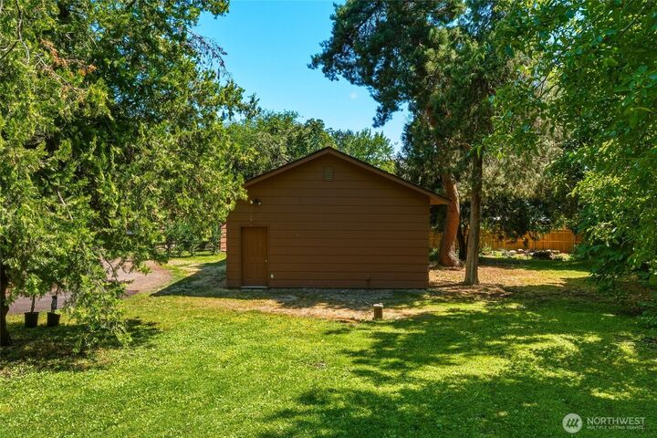 Property Photo: 121 Chateau Lane WA 99362